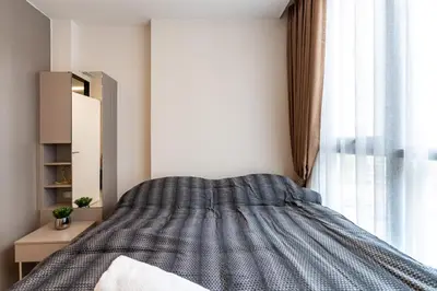 a bedroom with a bed and a window at Bts thonglo 700m free wifi & gym in Ban Hua Khao Sisiat