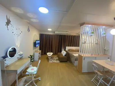 a room with a room with a bed and a desk at PTJ Style Condotel คอนโดเมืองทอง in Ban Bang Phang