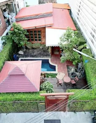 an overhead view of a backyard with a house at Aran Cottage Ngamwongwan The Pool Villa in japanese Garden in Nonthaburi