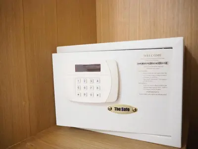 a microwave oven with a clock on top of it at NANA BEST INN HOTEL in Makkasan