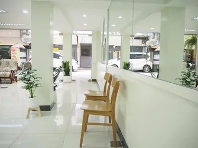 a waiting room with chairs and cars in a dealership at NANA BEST INN HOTEL in Makkasan