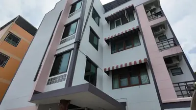 an image of an apartment building at ธิติกาญจน์ อพาร์ทเม้นท์ in Ban Khlong Samrong
