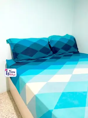 a blue and white bed in a room at IsYou Sabye ห้องพักรายวัน รามคำแหง in Ban Zong Katiam