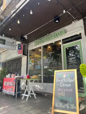 a fast food restaurant with a sign in front of it at Rotinis Hostel in Pom Prap