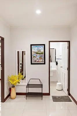 a white bathroom with a bench and a mirror at Suttisan \u5730\u94c1\u53e3\u4e8c\u5c42\u72ec\u680b\u82b1\u56ed\u522b\u5885 \u4e94\u5367\u5ba4\u4e09\u536b in Bangkok