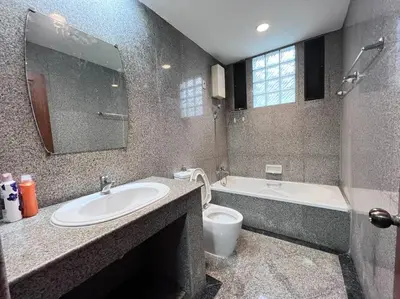 a bathroom with a sink and a tub and a toilet at \u5e02\u4e2d\u5fc3Ruam\u7cbe\u54c1\u522b\u5885 in Bang Kapi