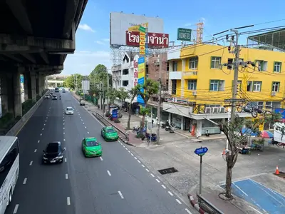 an overhead view of a city street with cars and buildings at Dao Jaras Fah Hometel ดาวจรัสฟ้าโฮมเทล in Bangkok