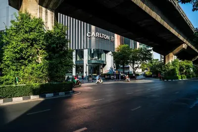 an empty street in front of a building at XX GO INN Sukhumvit-Bts Asoke-Phrom Phong โกอินน์ สุขุมวิท in Bang Kapi