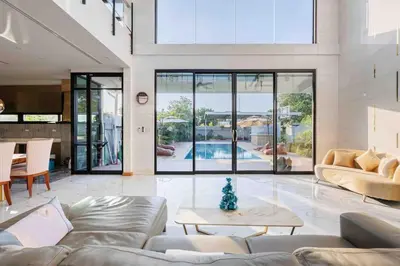 a living room with a couch and a table at \u66fc\u8c37\u5e02\u533a700\u5e73\u4e94\u623f\u72ec\u680b\u6cf3\u6c60\u522b\u5885 in Bangkok