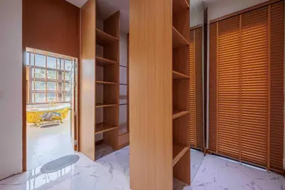 a room with wooden shelves and a table and a window at \u66fc\u8c37\u5e02\u533a700\u5e73\u4e94\u623f\u72ec\u680b\u6cf3\u6c60\u522b\u5885 in Bangkok