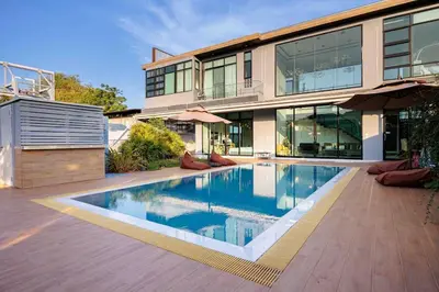 a swimming pool in front of a house at \u66fc\u8c37\u5e02\u533a700\u5e73\u4e94\u623f\u72ec\u680b\u6cf3\u6c60\u522b\u5885 in Bangkok
