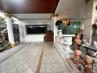 a living room with columns and statues in a house at \u66fc\u8c37\u72ec\u680bLat Phrao\u7cbe\u54c1\u522b\u5885 in Bangkok
