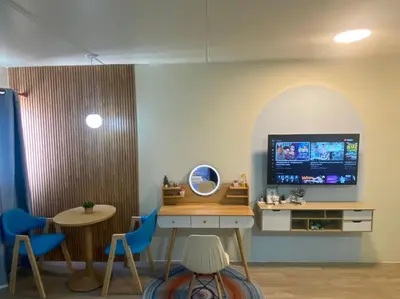 a room with a tv and a table and chairs at PTJ Style Condotel คอนโดเมืองทอง P1 in Ban Song Hong