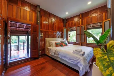 a bedroom with wooden walls and a bed in a room at \u66fc\u8c372000\u5e73\u65b9\u7c73\u5e84\u56ed\u522b\u5885 \u8d85\u5927\u6cf3\u6c60sukhmvit\u4f4d\u7f6e\u7edd\u4f73 9\u95f4\u5367\u5ba4 in Amphoe Phra Khanong