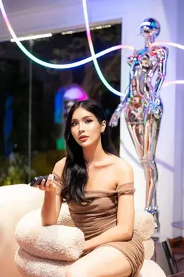 a woman sitting on a couch in front of a dummy at \u66fc\u8c372000\u5e73\u65b9\u7c73\u5e84\u56ed\u522b\u5885 \u8d85\u5927\u6cf3\u6c60sukhmvit\u4f4d\u7f6e\u7edd\u4f73 9\u95f4\u5367\u5ba4 in Amphoe Phra Khanong