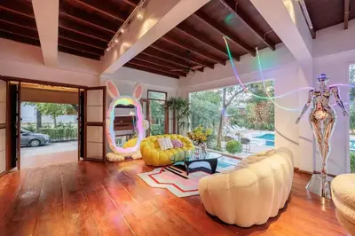 a living room with two yellow chairs and a table at \u66fc\u8c372000\u5e73\u65b9\u7c73\u5e84\u56ed\u522b\u5885 \u8d85\u5927\u6cf3\u6c60sukhmvit\u4f4d\u7f6e\u7edd\u4f73 9\u95f4\u5367\u5ba4 in Amphoe Phra Khanong