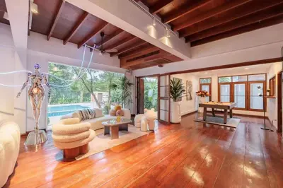 a living room with a couch and a table at \u66fc\u8c372000\u5e73\u65b9\u7c73\u5e84\u56ed\u522b\u5885 \u8d85\u5927\u6cf3\u6c60sukhmvit\u4f4d\u7f6e\u7edd\u4f73 9\u95f4\u5367\u5ba4 in Amphoe Phra Khanong