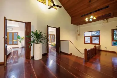 an empty living room with wooden floors and a ceiling fan at \u66fc\u8c372000\u5e73\u65b9\u7c73\u5e84\u56ed\u522b\u5885 \u8d85\u5927\u6cf3\u6c60sukhmvit\u4f4d\u7f6e\u7edd\u4f73 9\u95f4\u5367\u5ba4 in Amphoe Phra Khanong