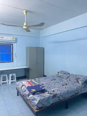 a bedroom with a bed and a desk and a ceiling at Suppamas Mansion ศุภมาส แมนชั่น in Bangkok Yai