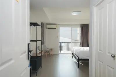 a bedroom with a bed and a view of a balcony at XX Mitr Inn The Grand Palace - Mrt Samyot Station มิตร อินน์ พระบรมมหาราชวัง in Bangkok