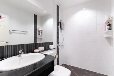 a white bathroom with a sink and a toilet at AreeHouse \u66fc\u8c37 300\u5e73\u65b9 \u7368\u68df\u5225\u5885 \u5bb6\u5ead\u9996\u9078 \u8fd17-11 \u8d85\u5e02 MRT in Bangkok