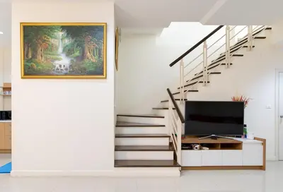 a living room with a painting on the wall at AreeHouse \u66fc\u8c37 300\u5e73\u65b9 \u7368\u68df\u5225\u5885 \u5bb6\u5ead\u9996\u9078 \u8fd17-11 \u8d85\u5e02 MRT in Bangkok