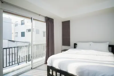 a bedroom with a large bed and a balcony at xx Mitr Inn The Grand Palace Samyot - มิตร อินน์ พระบรมมหาราชวัง Pro in Bangkok