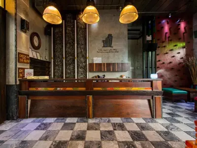 a wooden bench in a room with a wall at Pak Ping Ing Tang Boutique Hotel in Ban Bang Khen (1)