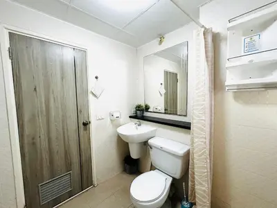 a bathroom with a toilet and a sink and a mirror at Cozy Victoria Lakeview 5 mins to Impact Muang Thong in Ban Bang Phang