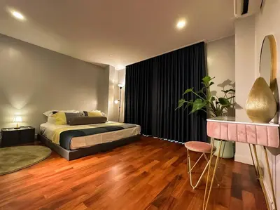a bedroom with a bed and a wooden floor at 1897summer villa 曼谷中心7卧Asok&Thong Lor800平米海天别墅 in Bangkok