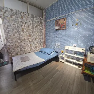 211 Spacious studio with breezy fan full amenities with free Wi-Fi