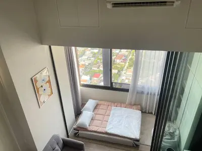 a small room with a bed and a window at Siamese 87 2BR \u7d20\u5764\u9038 BTS On Nut LOFT \u4e24\u623f 25 in Bangkok