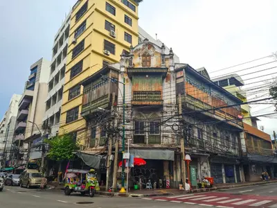 an old building on the side of a city street at Cozy Gallery Studio at Chinatown in Bangkok