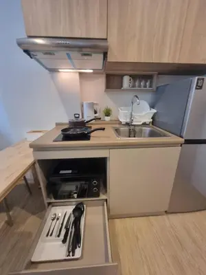 a small kitchen with a sink and a stove at คอนโด 1 ห้องนอน ใกล้บีทีเอสอ่อนนุช สายสีเขียว ที่นอนKing Size วิวสระว่ายน้ำ in Amphoe Phra Khanong