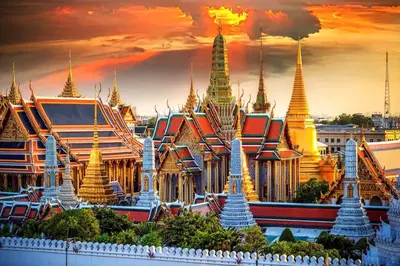 a view of the temple of the emerald buddha at sunset at XX GO INN The Grand Palace โกอินน์ พระบรมมหาราชวัง MRT สามยอด in Bangkok