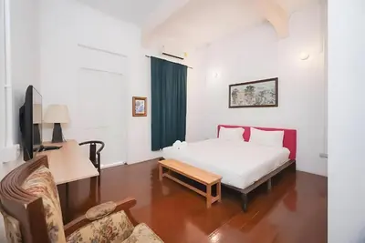 a bedroom with a bed and a desk and a chair at XX Mitr Inn Yaowarat 2 - มิตร อินน์ เยาวราช in Bangkok
