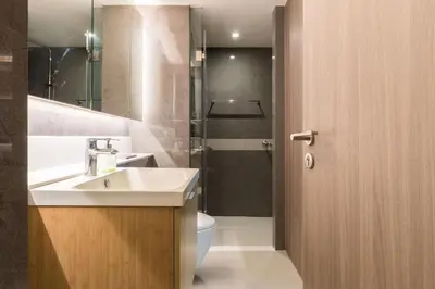 a bathroom with a sink and a toilet at bts thong lor \u6e38\u6cf3\u6c60-\u514d\u8d39\u65e0\u7ebf\u7f51\u7edc in Bang Khen