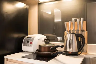 a kitchen counter with a coffee maker and a toaster at bts thong lor \u6e38\u6cf3\u6c60-\u514d\u8d39\u65e0\u7ebf\u7f51\u7edc in Bang Khen