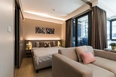 a bedroom with a bed and a couch at bts thong lor \u6e38\u6cf3\u6c60-\u514d\u8d39\u65e0\u7ebf\u7f51\u7edc in Bang Khen