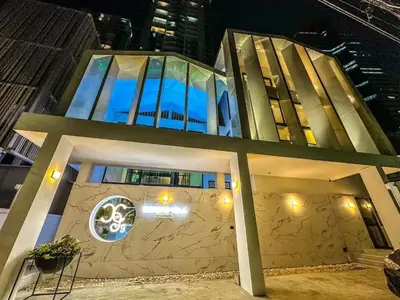 a building with a round window on the side of it at \u66fc\u8c37\u6cf0\u5883\u5962\u5922\u5225\u5885 in Ban Nong Rong (1)
