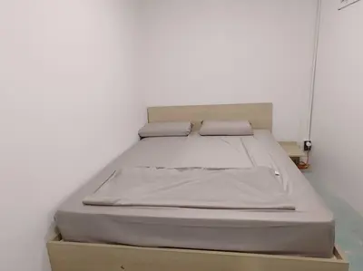 a bed with two pillows on top of a box at \u8f89\u714c\u591c\u5e02 4\u623f\u6cf3\u6c60\u82b1\u56ed\u522b\u5885 \u8ba24\u65e5\u63d0\u4f9b\u514d\u8d39\u63a5\u673a\u4e00\u6b21 in Bangkok