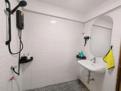 a white bathroom with a sink and a mirror at \u8f89\u714c\u591c\u5e02 4\u623f\u6cf3\u6c60\u82b1\u56ed\u522b\u5885 \u8ba24\u65e5\u63d0\u4f9b\u514d\u8d39\u63a5\u673a\u4e00\u6b21 in Bangkok