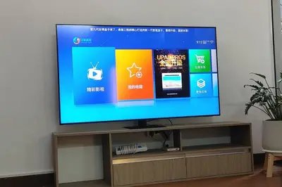 a flat screen tv sitting on a entertainment center at \u66fc\u8c37\u8f89\u714c \u65fa\u4e2d\u5e26\u9759 \u5e26\u5ead\u9662\u76843\u4e2a\u623f\u95f4\u72ec\u7acb\u522b\u5885 \u9884\u8ba25\u5929\u4ee5\u4e0a\u63d0\u4f9b\u514d\u8d39\u63a5\u673a\u4e00\u6b21 in Bang Rak