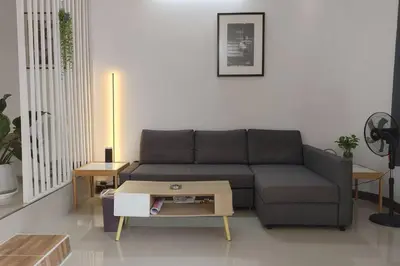 a living room with a couch and a coffee table at \u66fc\u8c37\u8f89\u714c \u65fa\u4e2d\u5e26\u9759 \u5e26\u5ead\u9662\u76843\u4e2a\u623f\u95f4\u72ec\u7acb\u522b\u5885 \u9884\u8ba25\u5929\u4ee5\u4e0a\u63d0\u4f9b\u514d\u8d39\u63a5\u673a\u4e00\u6b21 in Bang Rak