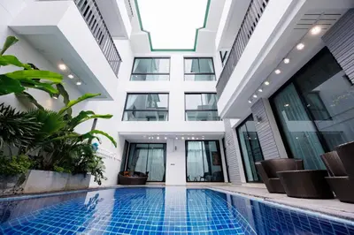 a swimming pool in the middle of a building at \u66fc\u8c37\u5e02\u4e2d\u5fc3\u4e03\u5367\u5ba4\u72ec\u680b\u8c6a\u534e\u6cf3\u6c60\u522b\u5885 in Bangkok