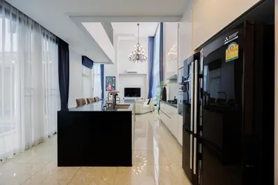 a living room with a kitchen and a dining room at \u66fc\u8c37\u5e02\u4e2d\u5fc3\u4e03\u5367\u5ba4\u72ec\u680b\u8c6a\u534e\u6cf3\u6c60\u522b\u5885 in Bangkok