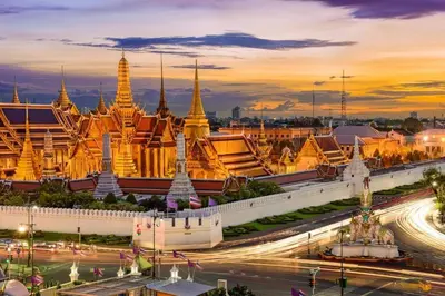 a view of the grand palace in bangkok at dusk at XX GO INN Asiatique Charoen krung V โกอินน์ เอเซียทีค เจริญกรุง in Bangkok