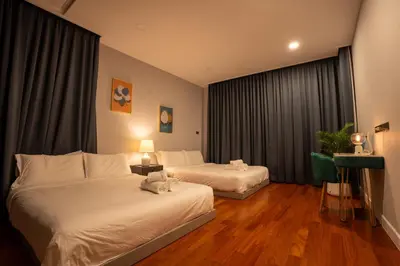 a hotel room with two beds in a room at 943summer villa曼谷中心Asok&Tong lor800平海天别墅 in Bangkok