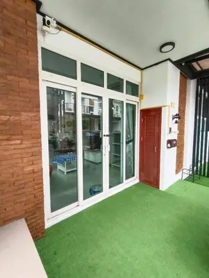 an empty patio with green grass in a house at Be Cute#บ้านพักเหมาหลัง 6 ท่าน เด็ก0-7ขวบพักฟรี 2 ท่าน in Ban Khung Taphao