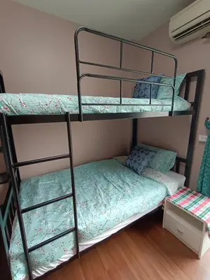 a bedroom with two bunk beds and a bed at Be Cute#บ้านพักเหมาหลัง 6 ท่าน เด็ก0-7ขวบพักฟรี 2 ท่าน in Ban Khung Taphao
